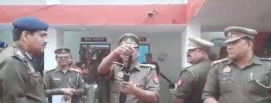 संत कबीर नगर में औचक निरीक्षण के दौरान राइफल लोड करने में विफल रहा पुलिसकर्मी, वीडियो हुआ वायरल #यूपी_पुलिस