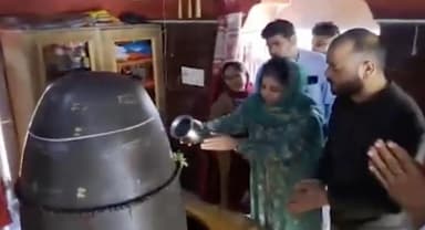 महबूबा मुफ्ती ने जम्मू-कश्मीर के नवग्रह मंदिर में शिवलिंग पर चढ़ाया जल, सामने आया वीडियो #महबूबा_मुफ्ती