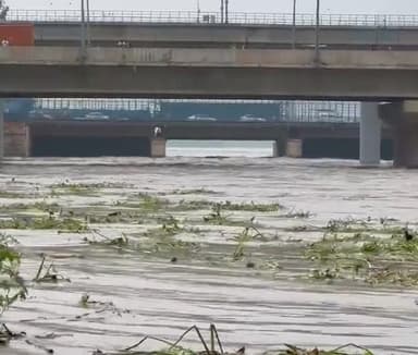 दिल्ली में 208.46 मीटर पहुंचा यमुना नदी का जलस्तर, कई इलाकों में बाढ़ जैसे हालात; उप-राज्यपाल ने बुलाई बैठक #यमुना_नदी