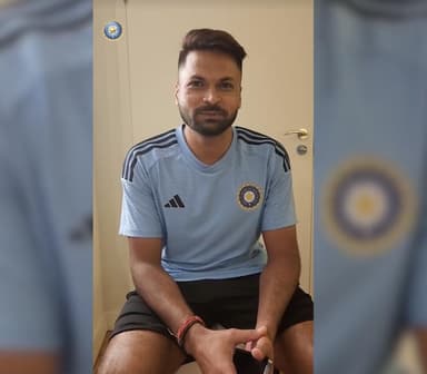 भारत के लिए डेब्यू करने के बाद मुकेश कुमार ने मां को किया फोन, बीसीसीआई ने शेयर किया वीडियो #मुकेश_कुमार #बीसीसीआई