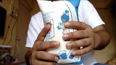 शख्स ने वीडियो जारी कर अमूल दूध में यूरिया मिले होने का किया दावा, कंपनी ने दर्ज करवाया केस #अपराध #अमूल