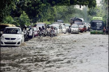 दिल्ली में भारी बारिश के बाद 25°C तक गिरा तापमान, कई इलाकों में हुआ जलभराव #दिल्ली_बारिश