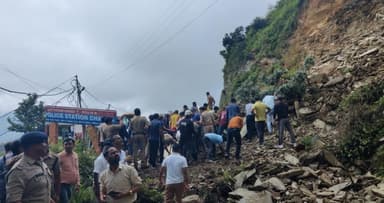 उत्तराखंड के चंबा में भूस्खलन के चलते 4 माह के बच्चे समेत 5 लोगों की हुई मौत #भूस्खलन #मौसम