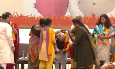 पीएम मोदी ने महिला आरक्षण बिल पास होने पर जश्न के दौरान छुए बीजेपी की महिला कार्यकर्ताओं के पांव #महिला_आरक्षण