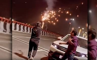 नोएडा में एलिवेटेड रोड पर कार रोककर युवक व युवती ने फायर गन चलाते हुए किया डांस, वीडियो हुआ वायरल #डांस