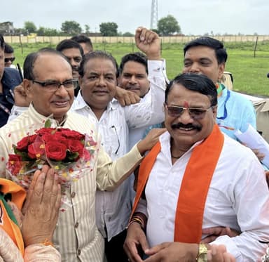 विधानसभा चुनाव में टिकट कटने पर समर्थकों से बात करते समय रोने लगे एमपी के बीजेपी विधायक, वीडियो हुआ वायरल #एमपी_चुनाव