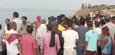 पटना में मूर्ति विसर्जन के दौरान गंगा नदी में डूबे 3 बच्चे, रेस्क्यू ऑपरेशन जारी #गंगा #मूर्ति_विसर्जन