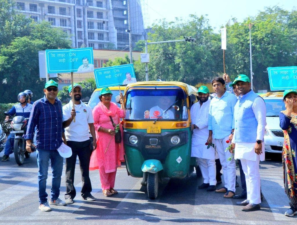 दिल्ली में बढ़ते वायु प्रदूषण के बीच आज से शुरू हुआ 'रेड लाइट ऑन, गाड़ी ऑफ' अभियान #वायु_प्रदूषण