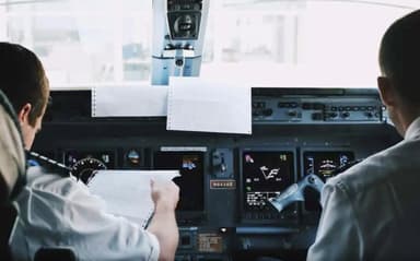 दिल्ली एयरपोर्ट पर पायलट की हुई मौत, कार्डियक अरेस्ट का संदेह #पायलट