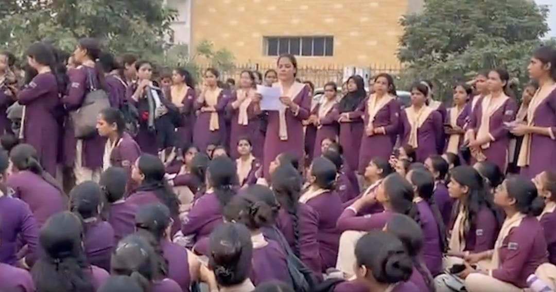 लखनऊ में 'डायल 112' यूनिट की महिला संविदाकर्मियों ने वेतन वृद्धि की मांग को लेकर किया विरोध प्रदर्शन #डायल_112