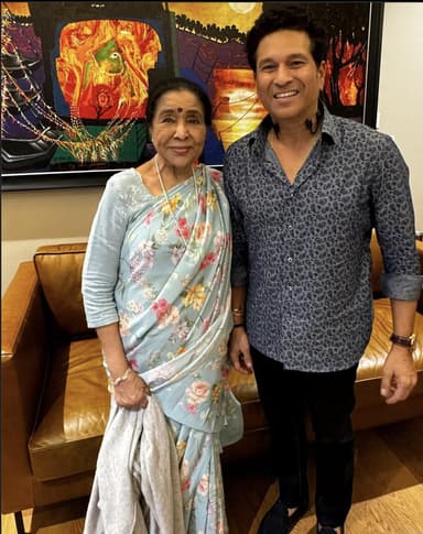 आशा भोंसले से मिले सचिन तेंदुलकर, गायिका ने कहा- ऐसा शख्स जिसे बेटे की तरह प्यार करती हूं #सचिन #आशा_भोसले