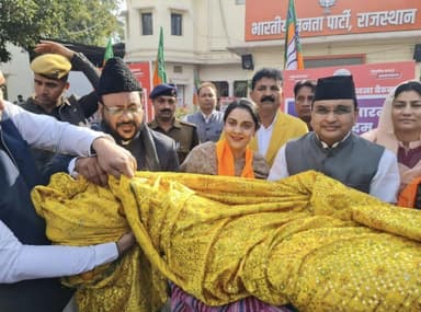 राजस्थान की अजमेर शरीफ दरगाह में चढ़ाई गई पीएम मोदी की भेजी गई चादर #दरगाह