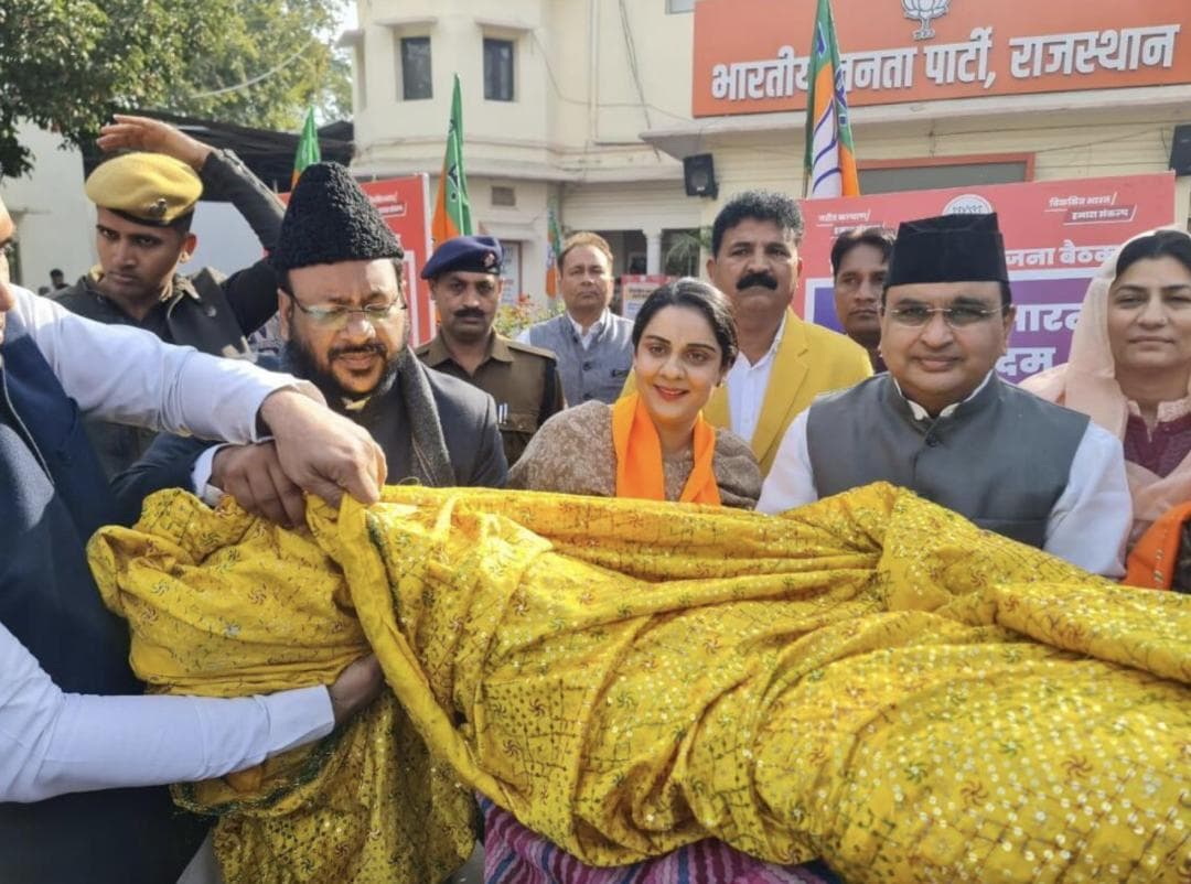 राजस्थान की अजमेर शरीफ दरगाह में चढ़ाई गई पीएम मोदी की भेजी गई चादर #दरगाह