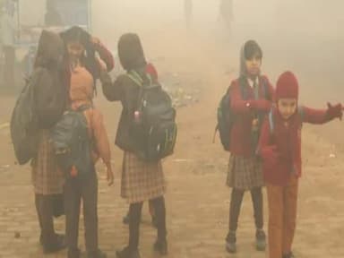 यूपी में भीषण ठंड व शीतलहर के चलते फिर बढ़ाई गईं कई ज़िलों में स्कूलों की छुट्टियां #ठंड #शीतलहर #स्कूल_बंद