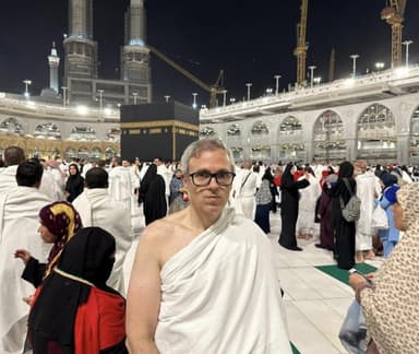 उमर अब्दुल्ला ने मक्का में किया उमराह, शेयर कीं तस्वीरें #उमर_अब्दुल्ला