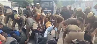 मुँह में दही जमाये हुए हैं जो गला फाड़ फाड़ कर ओबीसी के नाम पर वोट मांगते हैं दलित पिछड़े अभ्यर्थी पिछले 4 साल से प्रदर्शन कर रहे हैं लेकिन कोई सुनने वाला नहीं है
#69000शिक्षकभर्ती_OBC_SC_आरक्षण_घोटाला
@myogiadityanath @narendramodinews