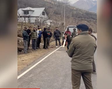 सचिन तेंदुलकर ने कश्मीर में स्थानीय लोगों के साथ खेलते हुए उल्टे बल्ले से मारा शॉट, शेयर किया वीडियो #सचिन_तेंदुलकर