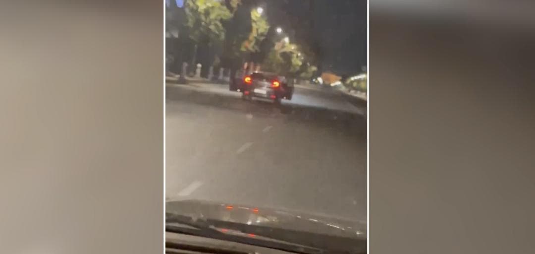 जयपुर में बीच सड़क पर चलती कार के दरवाज़े खोलकर स्टंट करते युवकों का वीडियो हुआ वायरल, पुलिस ने लिया संज्ञान #स्टंट