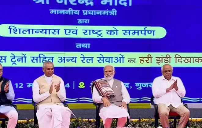 पीएम मोदी ने 10 नई वंदे भारत ट्रेनों को दिखाई हरी झंडी, सूची जारी #वंदे_भारत