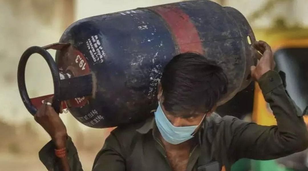 ₹25.5 महंगा हुआ कमर्शियल LPG सिलिंडर, कांग्रेस ने कहा- 'जमकर पड़ रही महंगाई की मार, मौज में है मोदी सरकार' #एलपीजी