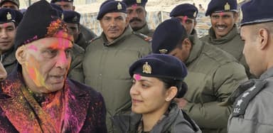 रक्षा मंत्री राजनाथ सिंह ने लद्दाख में सशस्त्र बलों के जवानों के साथ मनाई होली #राजनाथ_सिंह