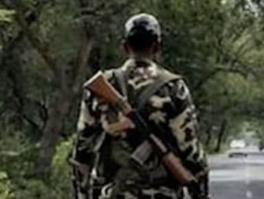 छत्तीसगढ़ के बीजापुर में लोकसभा चुनाव के दौरान ग्रेनेड ब्लास्ट में गंभीर रूप से घायल हुआ सीआरपीएफ जवान #सीआरपीएफ