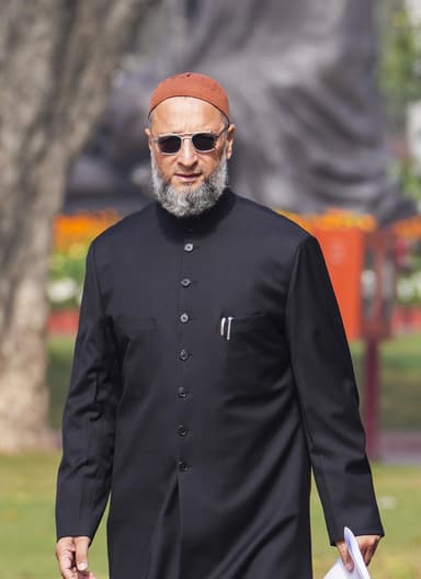 मुल्क की संपत्ति पर पहला हक मोदी सरकार के अरबपति दोस्तों का रहा है: पीएम के बयान पर ओवैसी #राजनीति #मोदी #ओवैसी