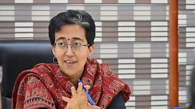 चुनाव आयोग ने आतिशी के 'बीजेपी से ऑफर मिलने' वाले बयान को लेकर उन्हें भेजा नोटिस #आप #चुनाव_आयोग