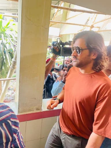 रांची में मतदान करने पहुंचे एमएस धोनी, फैन्स ने सेल्फी लेने के लिए घेरा #धोनी #चुनाव