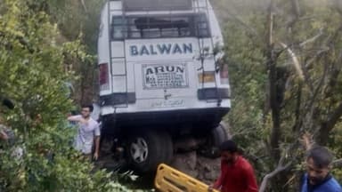 जम्मू-कश्मीर में कथित आतंकी हमले के बाद खाई में गिरी बस, 10 लोगों के मारे जाने की आशंका #आतंकी_हमला