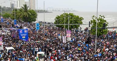 हज़ारों फैन्स की मौजूदगी में मुंबई में शुरू हुई भारतीय टीम की ओपन-टॉप बस विक्ट्री परेड, सामने आया वीडियो #टी20