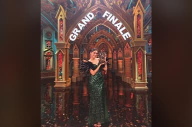 सना मकबूल बनीं 'बिग बॉस ओटीटी-3' की विजेता, मिला ₹25 लाख का नकद पुरस्कार #बिग_बॉस #सना_मकबूल