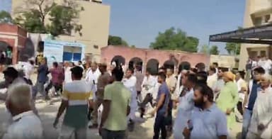 हिसार में पोलिंग बूथ के बाहर कांग्रेस व बीजेपी कार्यकर्ताओं में हुई झड़प, वीडियो आया सामने #haryanaelections