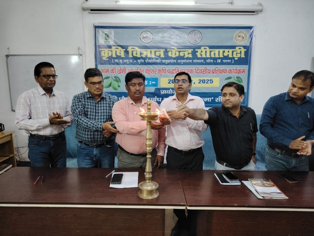 #सीतामढ़ी: Best Agricultural practices विषय पर प्रगतिशील आम उत्पादक किसानों को एक दिवसीय प्रशिक्षण दिया गया ।