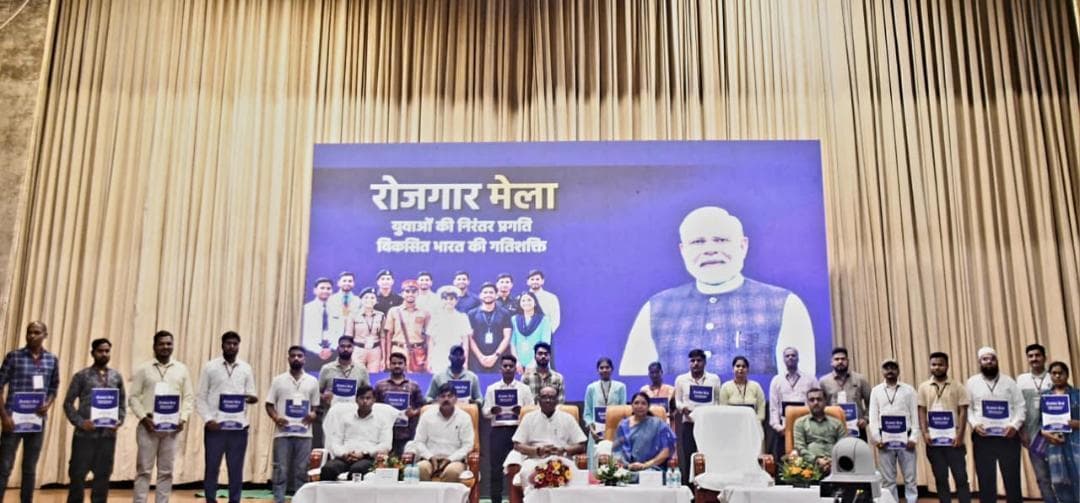 रोजगार मेला का आयोजन दक्षिण पूर्व मध्य रेलवे रायपुर मंडल द्वारा पंडित दीनदयाल उपाध्याय ऑडिटोरियम में आयोजित किया गया