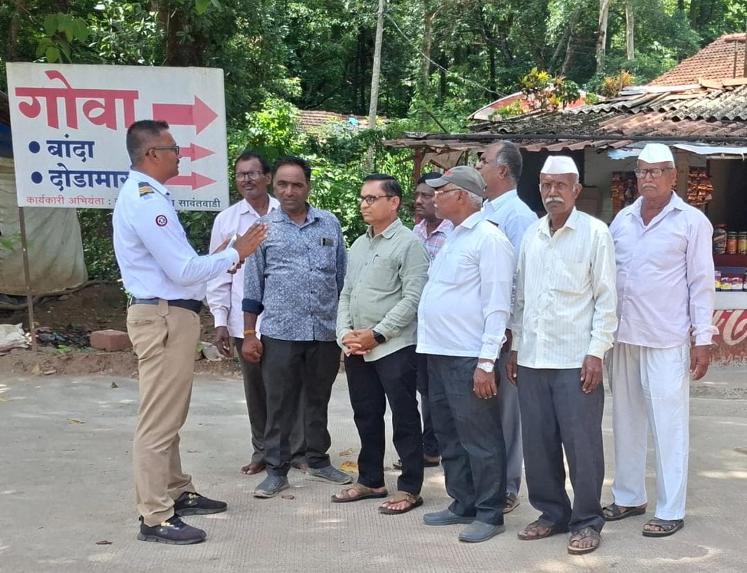 रस्ता सुरक्षा उपाय योजना अंतर्गत वाहतुकीचे नियम ,हेल्मेटचा वापर,सीटबेल्ट अशा वाहतूक नियमांचे महत्व सांगून जनजागृती केली