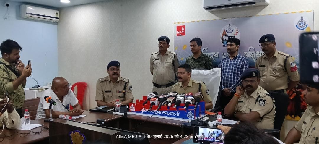 AIMA MEDIA जन जन की आवाज़ श्रमजीवी पत्रकार संघ, जिला इकाई कटनी (मध्यप्रदेश) ट्रेन छूटने के बाद महिला यात्री से सामूहिक दुष्कर्म: मुख्य आरोपी गिरफ्तार, दूसरे की तलाश जारी कटनी। रीठी थाना पुलिस ने एक माह पुराने सामूहिक दुष्कर्म के चर्चित मामले का खुलासा करते हुए मुख्य आरोपी को गिरफ्तार कर लिया है