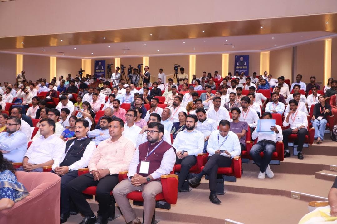 “रोजगार मेला 2026, लखनऊ — रोजगार के अवसर एवं नियुक्ति-पत्र वितरण।”