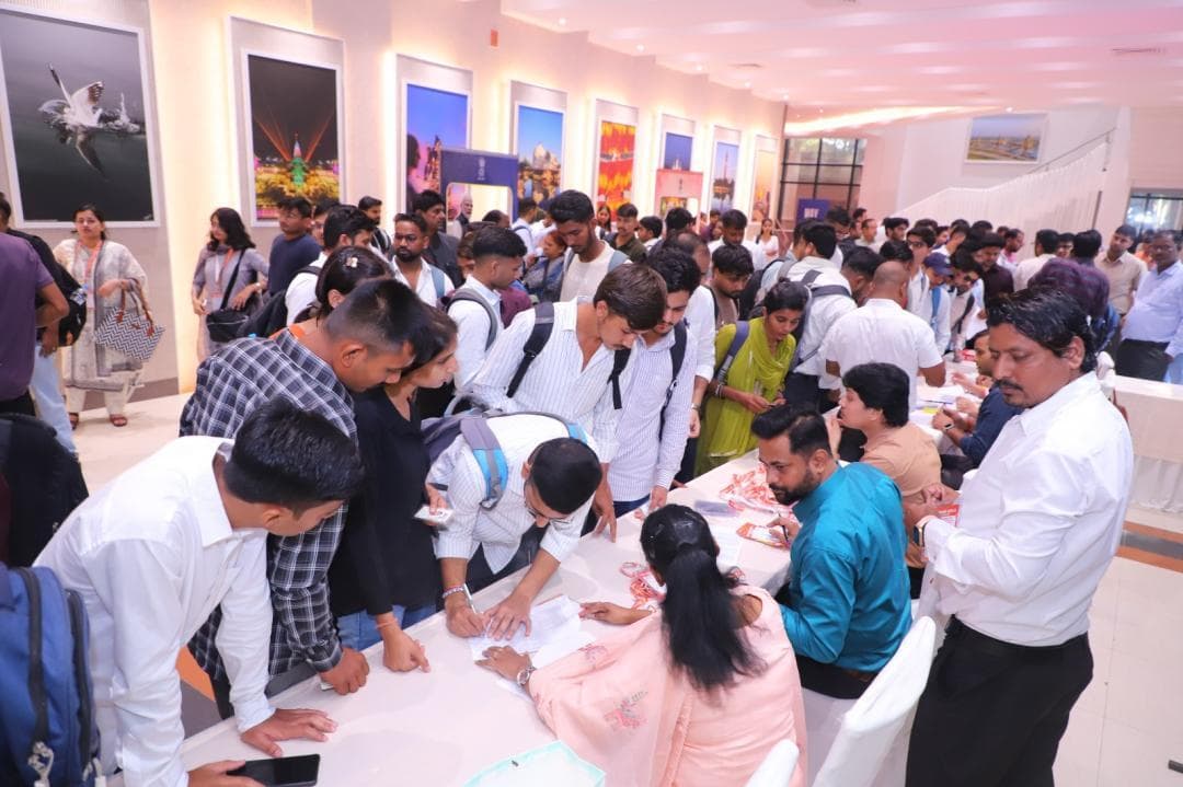 “रोजगार मेला 2026, लखनऊ — रोजगार के अवसर एवं नियुक्ति-पत्र वितरण।”